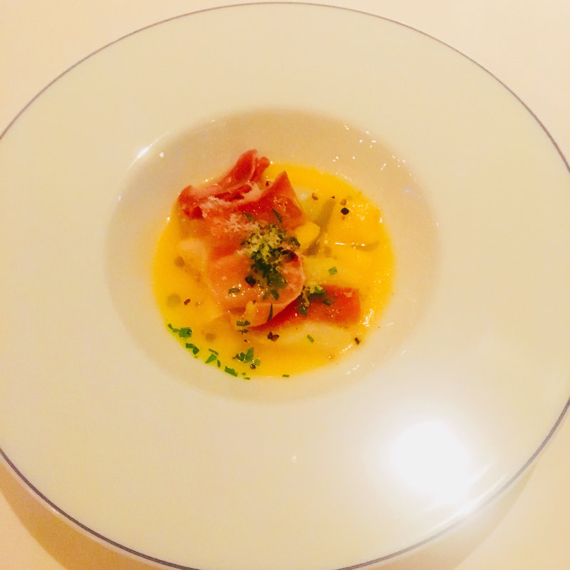 ホワイトアスパラガスと生ハムのエテュベ.ポテトニョッキとパルメザンチーズのラペ(ドゥ ミル （deuxmil）)