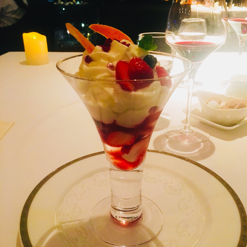 苺のシャーベットとヨーグルトムースのパフェ(ドゥ ミル （deuxmil）)