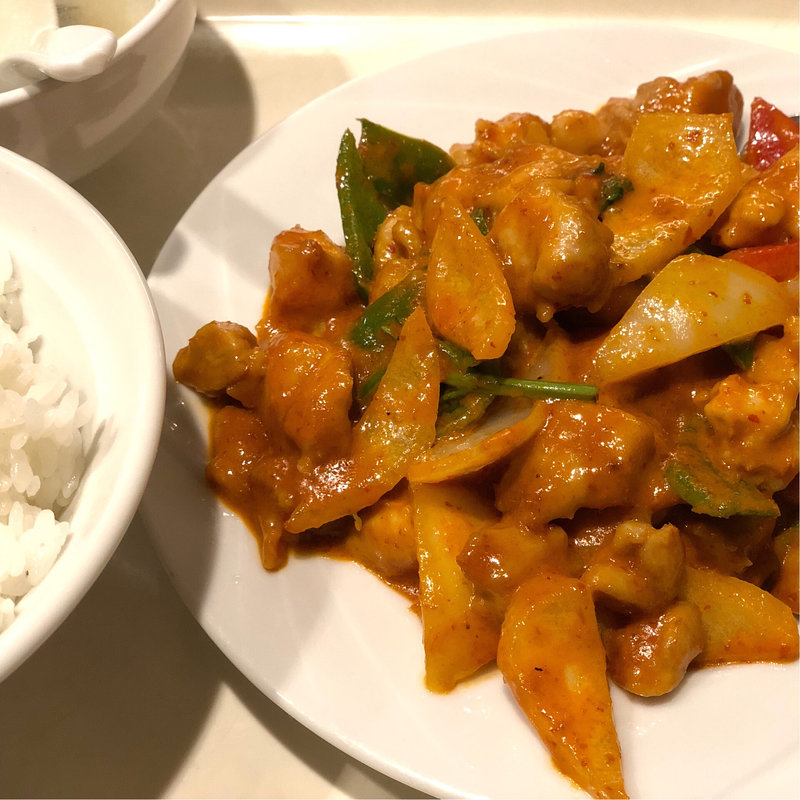 鶏肉のレッドカレー炒め(チャイハナ)