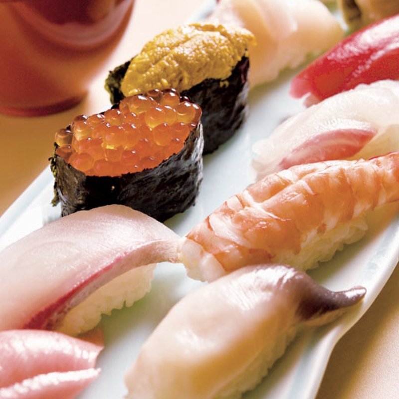 おまかせにぎり岬 11貫（中トロ・カンパチ・北海イクラ・生ウニ・ホタテ貝・カツオ・ホッキ貝・大エビ・梅真鯛・マグロ赤身・穴子）、赤出汁付き(鮨処 銀座福助 本店)