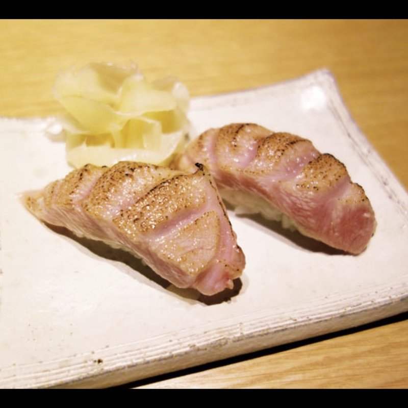 生本まぐろ 炙りにぎり（2貫）(和とBar 月の小路)