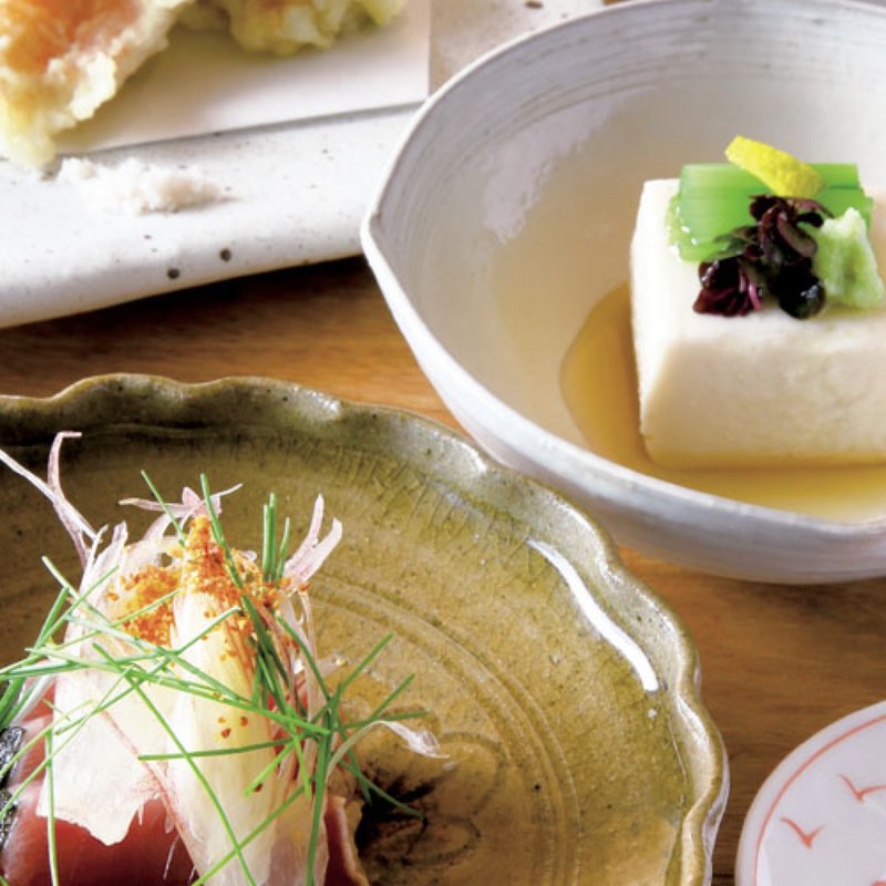 「たしなみ」のおつまみ先付（自家製胡麻豆腐）揚げ物（カボチャとカサゴの天ぷら）カツオたたき(白金 よこ山)
