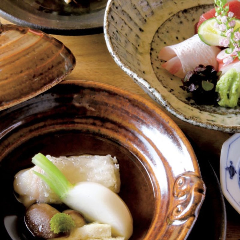 「たしなみ」のおつまみお造り（マグロ、真ダイ、真ダコ）酢の物（もって菊とズワイガニ）小鍋（甘鯛と小カブ）(白金 よこ山)