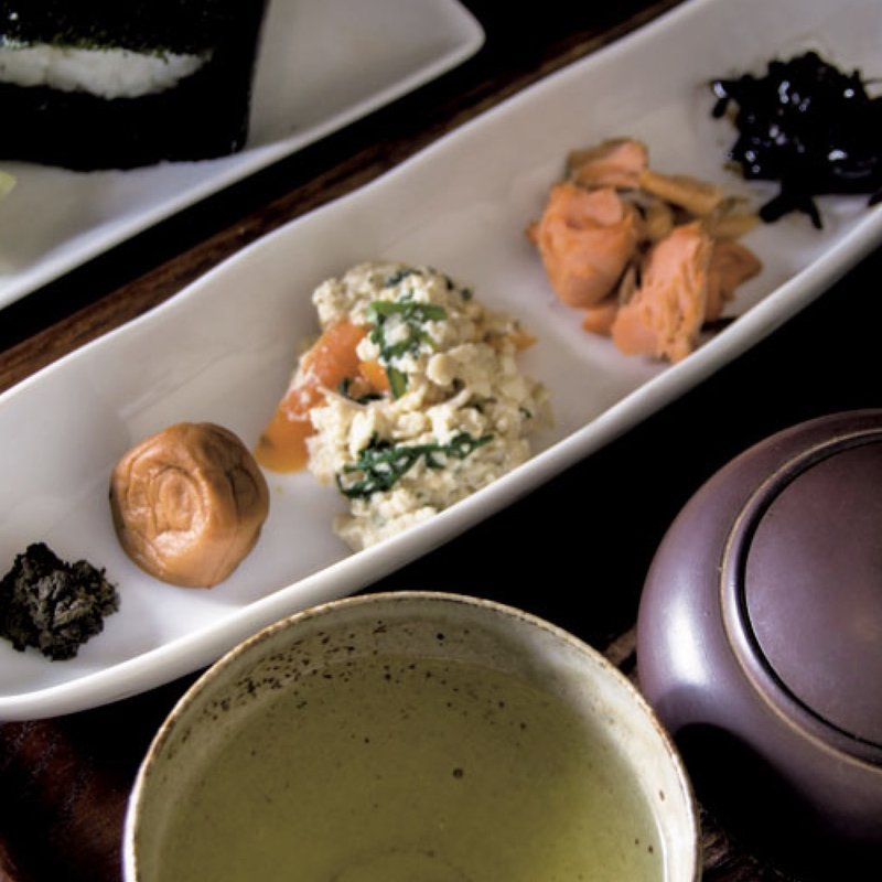 緑茶（しん山）、おにぎりセット（おにぎり2個、お茶、ミニ甘味）(茶々工房)