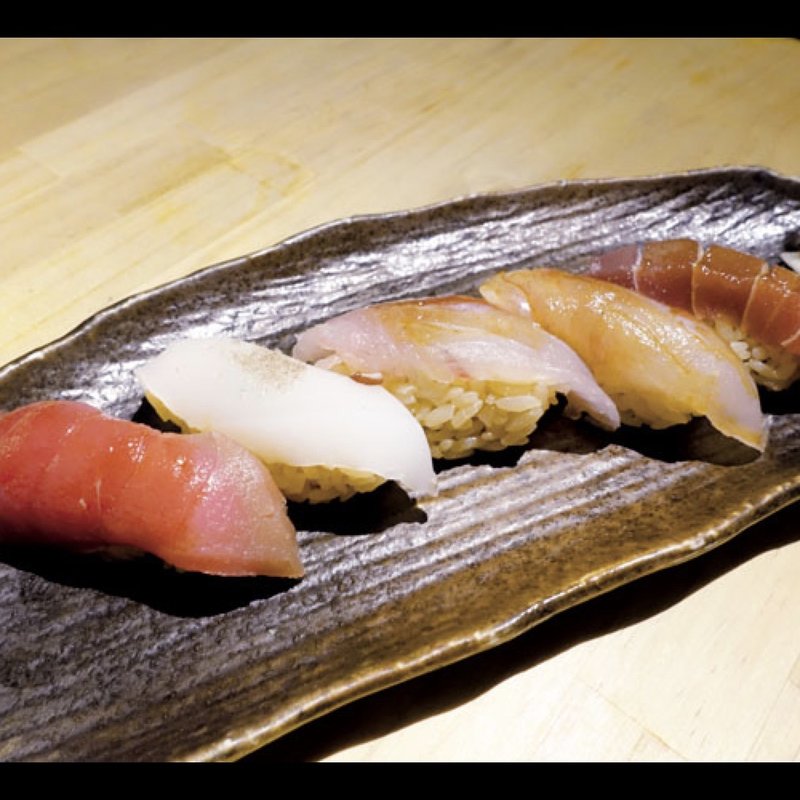 かつお、あおりいか、天然本まぐろ赤身、きびれ（黒鯛の一種）(にぎにぎ一 八重洲本館 )