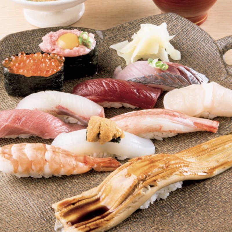 七福にぎり 11貫（中トロ・カンパチ・赤身・アジ・ホタテ・カニ・イカウニのせ・エビ・穴子一本にぎり・とろうずら・イクラ）、日替わり椀・デザート付き(築地玉寿司 築地本店)