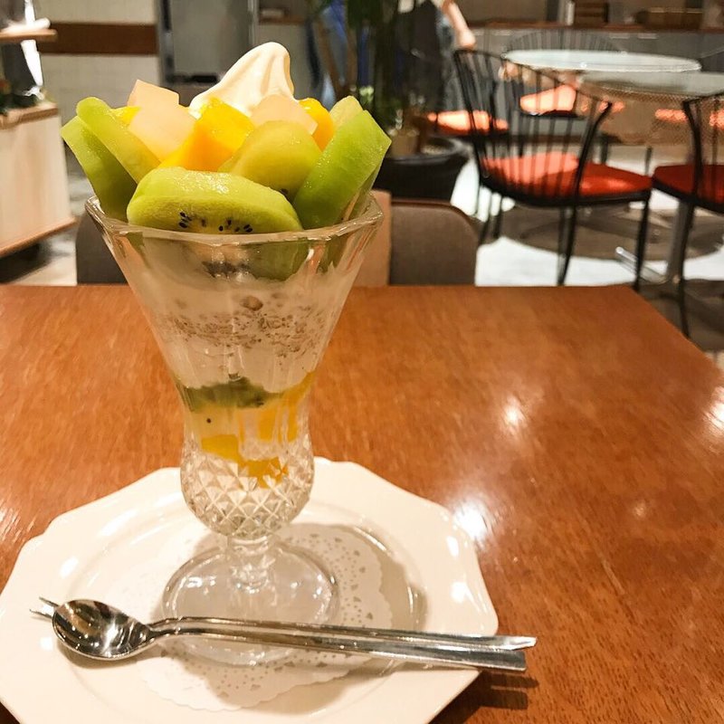 キウイフルーツとマンゴーのvitaminaパフェ(フタバフルーツパーラー 新宿マルイ本館店)