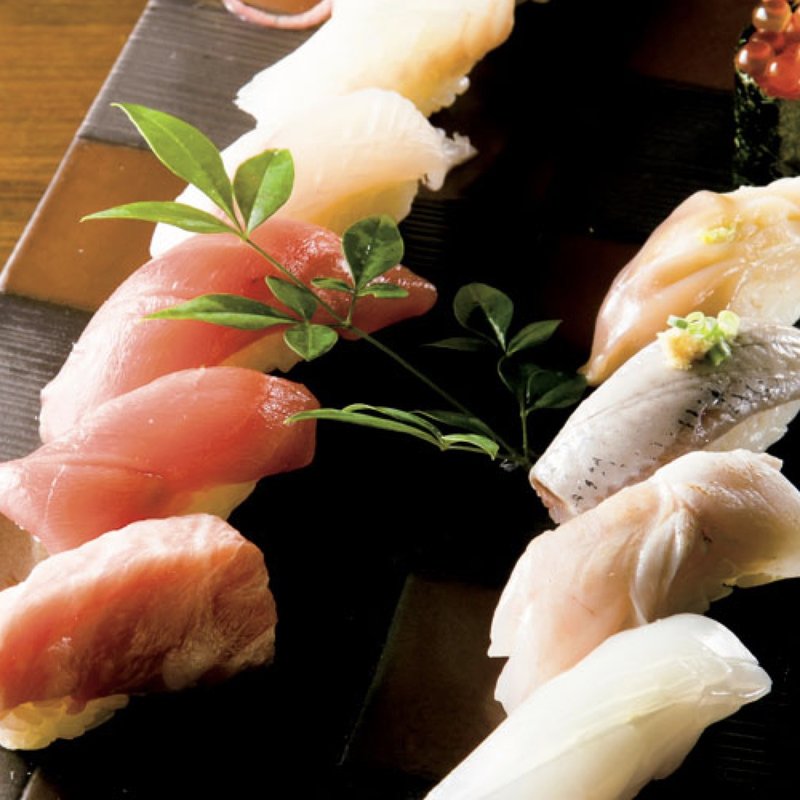 握り特選十二貫盛り イカ、ノドグロ、イワシ、ホッキ貝、イクラ、ウニ、大トロ、中トロ、赤身、ホウボウ、石カレイ、ホタテ(あげまき)