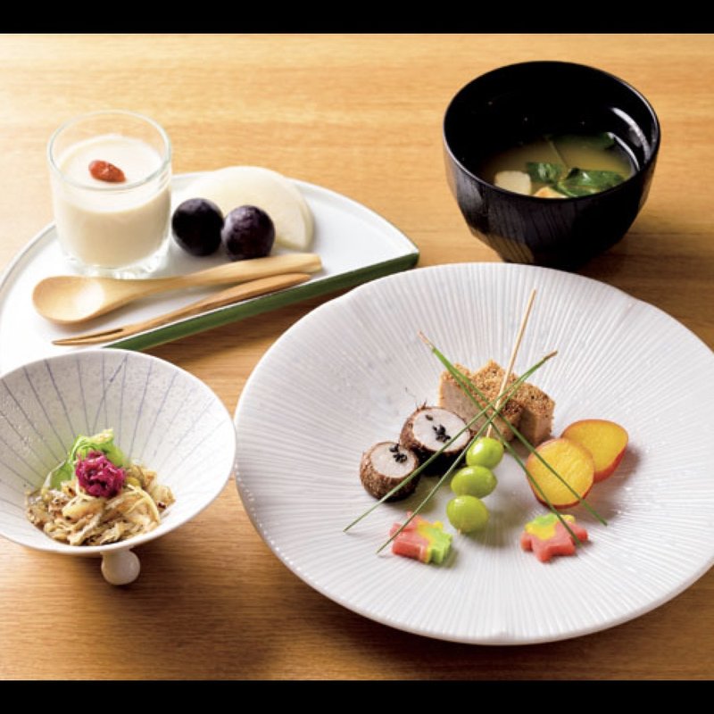 先付（鱧皮と胡瓜の酢の物）、前菜（三種盛り）、椀物、水菓子(寿司 しながわ 葵 )