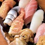 特上寿司 煮ハマグリ、エビ、小肌、赤貝、玉子、ウニ、金目鯛、ダルマイカ、中トロ、ハタ、ミナミマグロ赤身