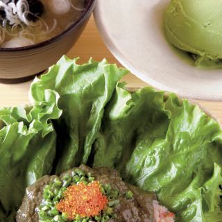 にぎりコースの季節のお料理1品（北海道かにみそサラダ）、お椀、デザート(三宿の寿司 えん)