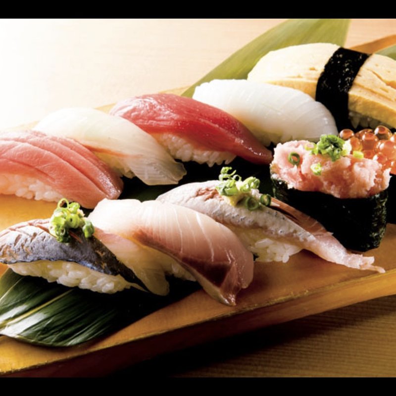 握り（アジ、黒瀬ブリ、イワシ、ネギトロ、イクラ、中トロ、真鯛、マグロ赤身、イカ、玉子）(鮨と炭火 にぎり屋はちべゑ)