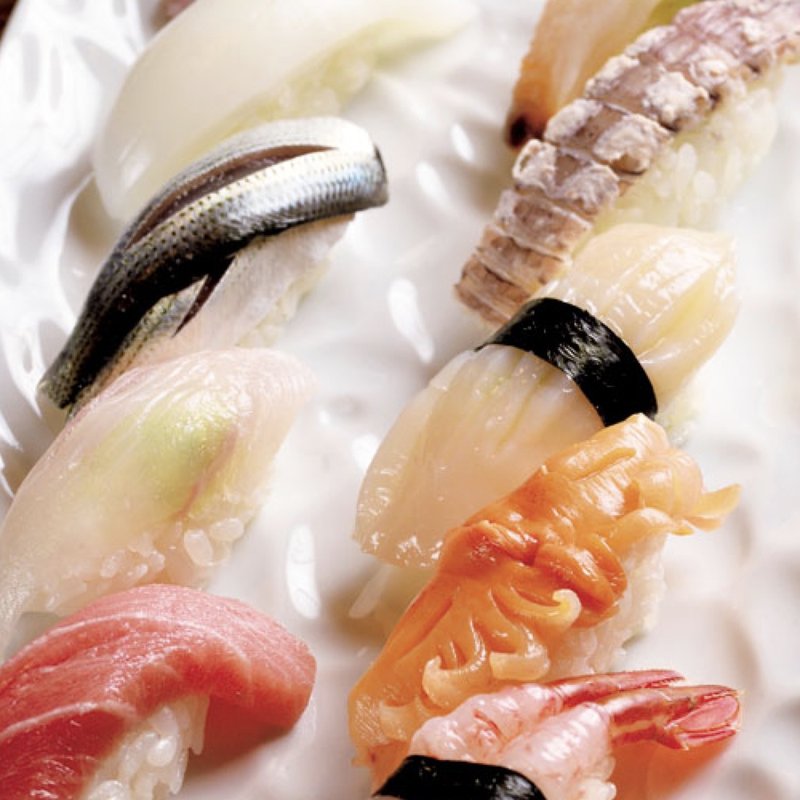 おまかせ10貫 中トロ、平目、小肌、スミイカ、アジ、甘エビ、赤貝、タイラ貝、シャコ、ミル貝(O寿し1(おすしいち))