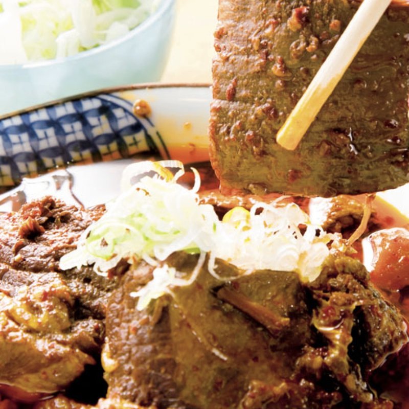 激辛牛すじ煮込定食（ご飯、サラダ、スープ、お新香付き）(路地裏 （ろじうら）)