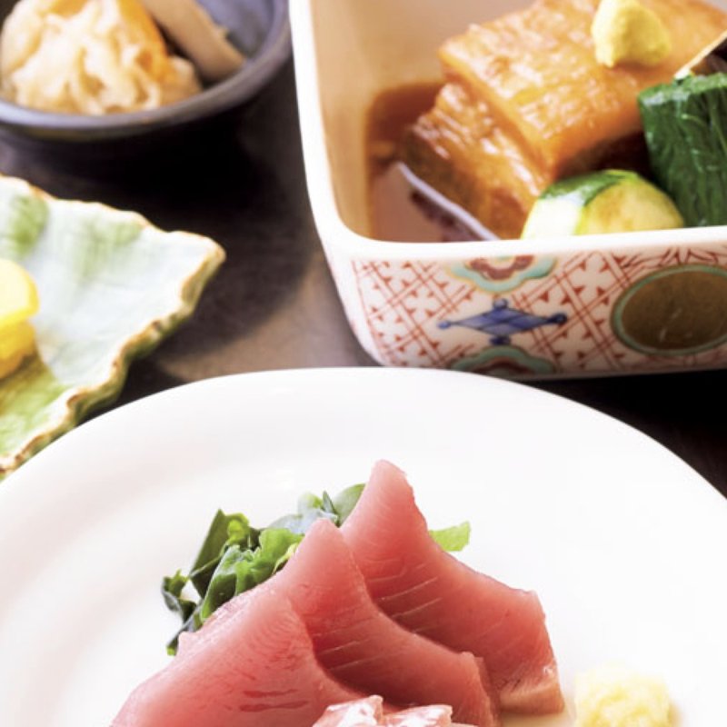 選べる定食【カツオと天然ヒラメ、豚角煮】（ご飯、味噌汁、小鉢、漬物付き）(渋三 吉成 （しぶさん よしなり）)