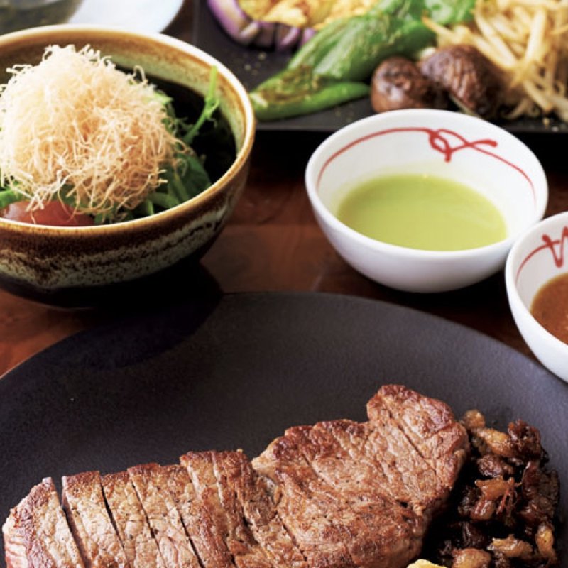 ステーキランチ 先付け、サラダ、ステーキ（ニュージーランド産フィレビーフ120gまたはオーストラリア産サーロインステーキ160g）、鉄板焼野菜、ご飯、味噌椀、香の物、シャーベット(鉄板焼 よこはま)