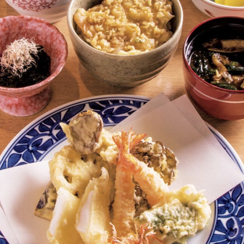 しなの 小鉢、サラダ、巻海老の天麩羅、魚介の天麩羅2種、野菜の天麩羅4種、小天丼（天麩羅と白飯を別々も可）、味噌汁、デザート(スーパーブッフェ グラスコート)