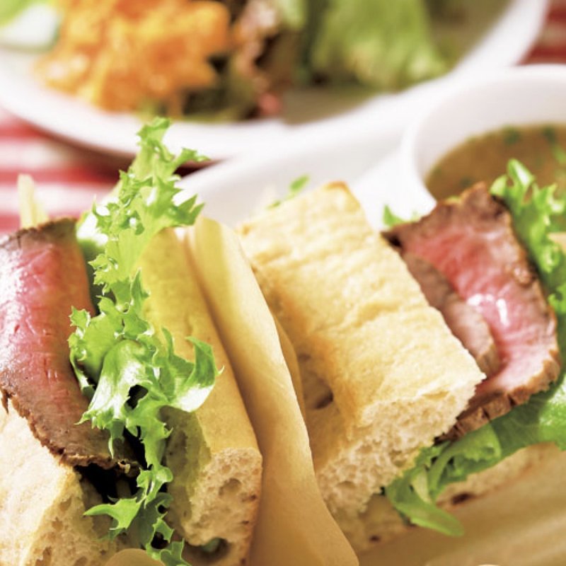 近江牛ローストビーフサンドイッチ（サラダ、スープ付き）(近江牛肉店 LA BOUCHERIE OMI [ラ・ブシュリー・オーミ])