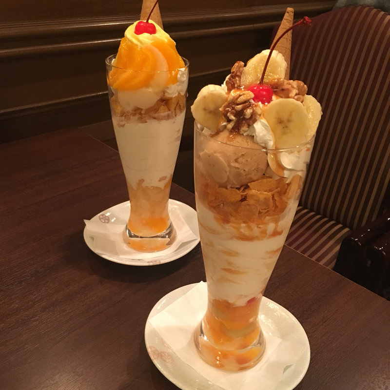 キャラメルパフェ（メガサイズ）(喫茶館キーフェル グローバル倶楽部梅田店 )