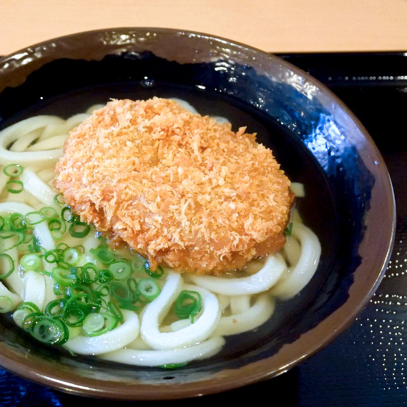 コロッケうどん（かけ+コロッケ）(セルフうどん おかだ)