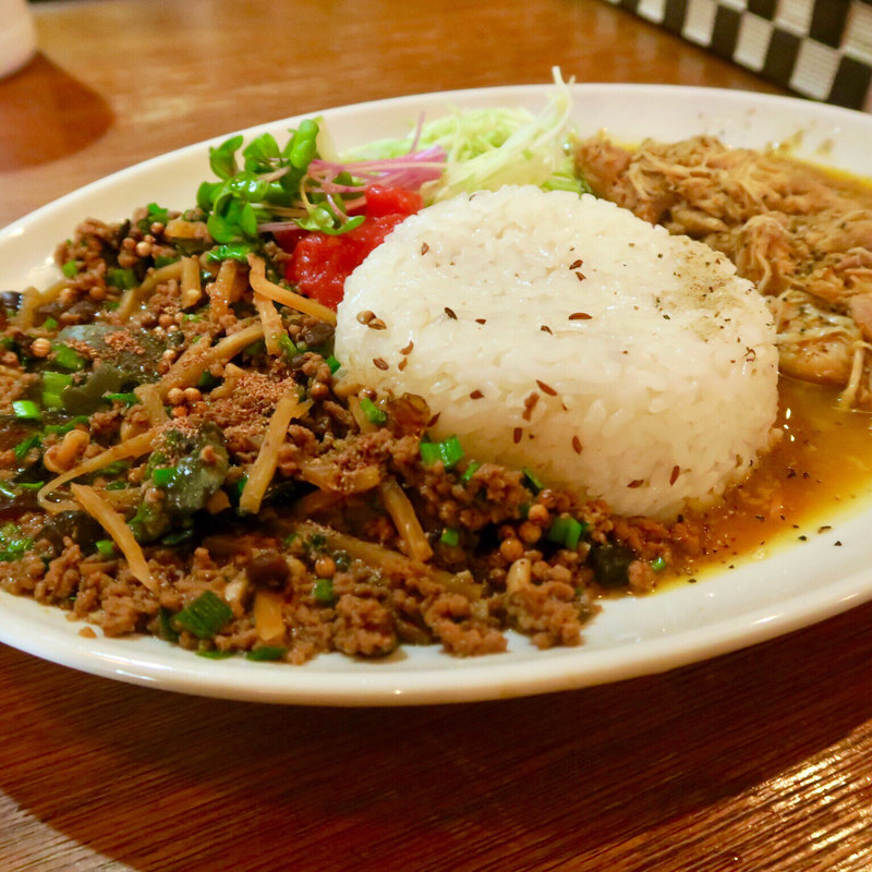 あいがけカレー(ツァンイントウ トッピング)(ウパさんのカレー屋さん)