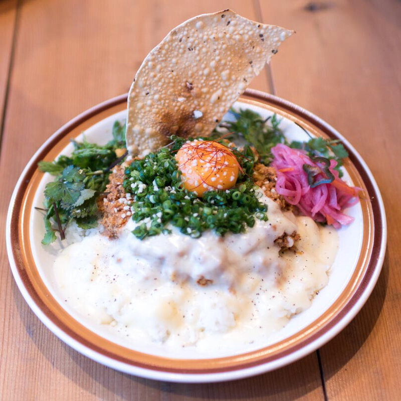 夜のキーマカレー+トロトロ溶かしチーズ、オーガニックパクチー(スパイス スエヒロ)