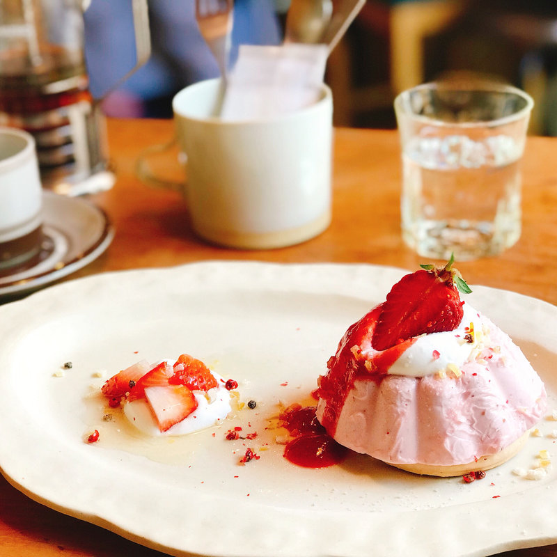 さくさくのムラングとふわふわ苺ムース(puro)