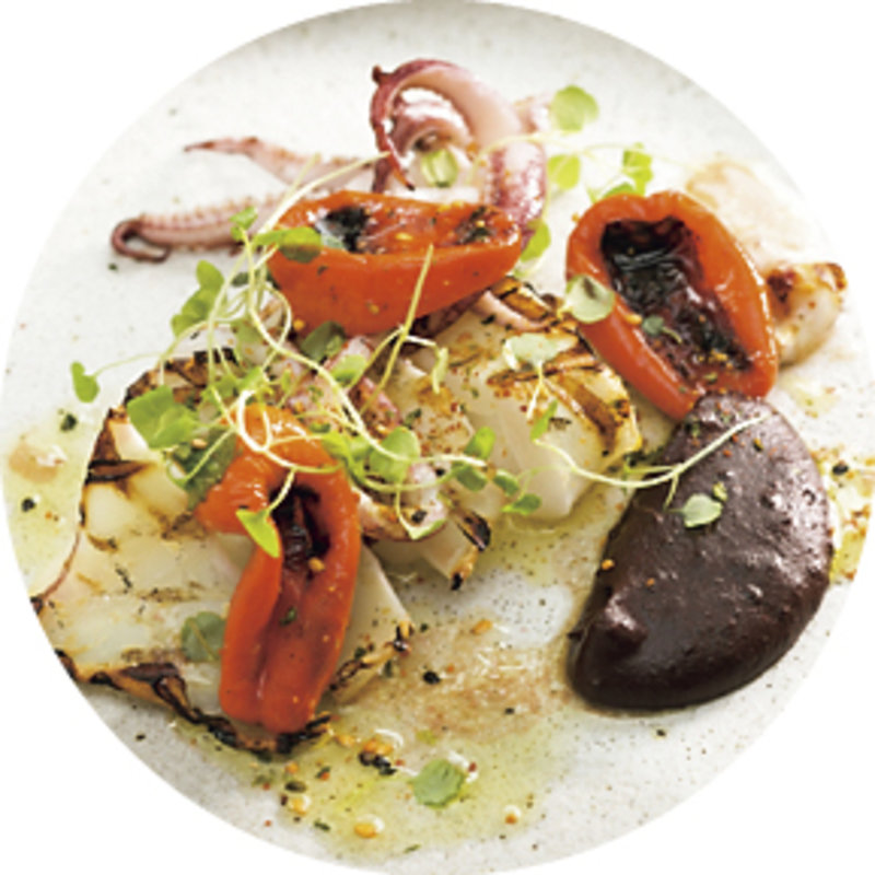 白イカのグリルとパプリカ ブータンノワールのピュレ(hugo)