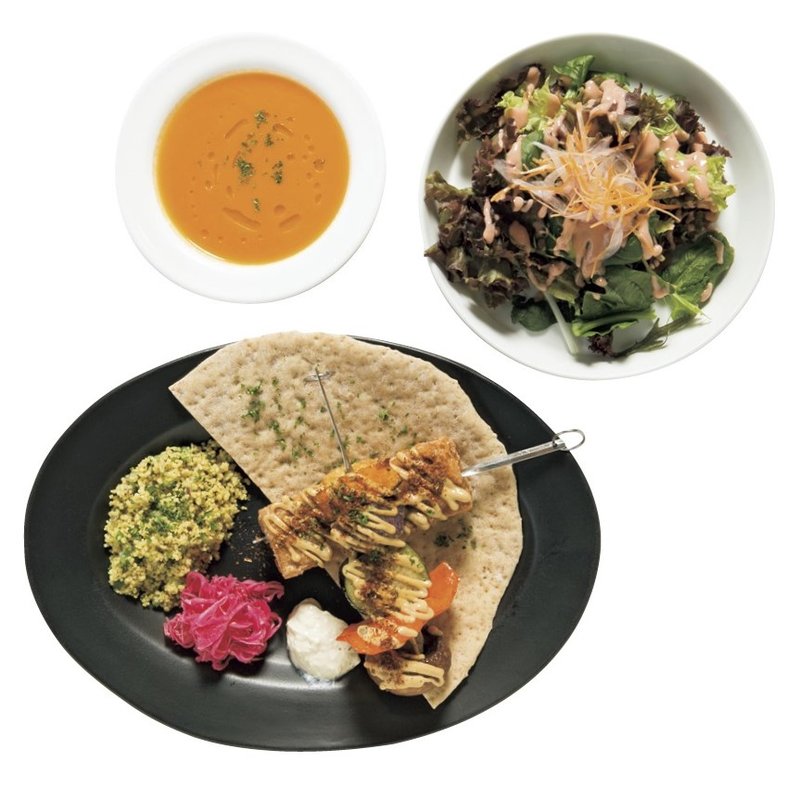 スブラキプレート、スープ＆サラダ付き(パーラー エイタブリッシュ)