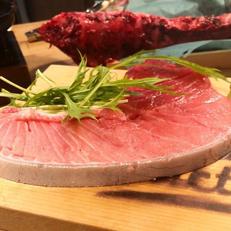 マグロ断面刺身(マグロファクトリー)