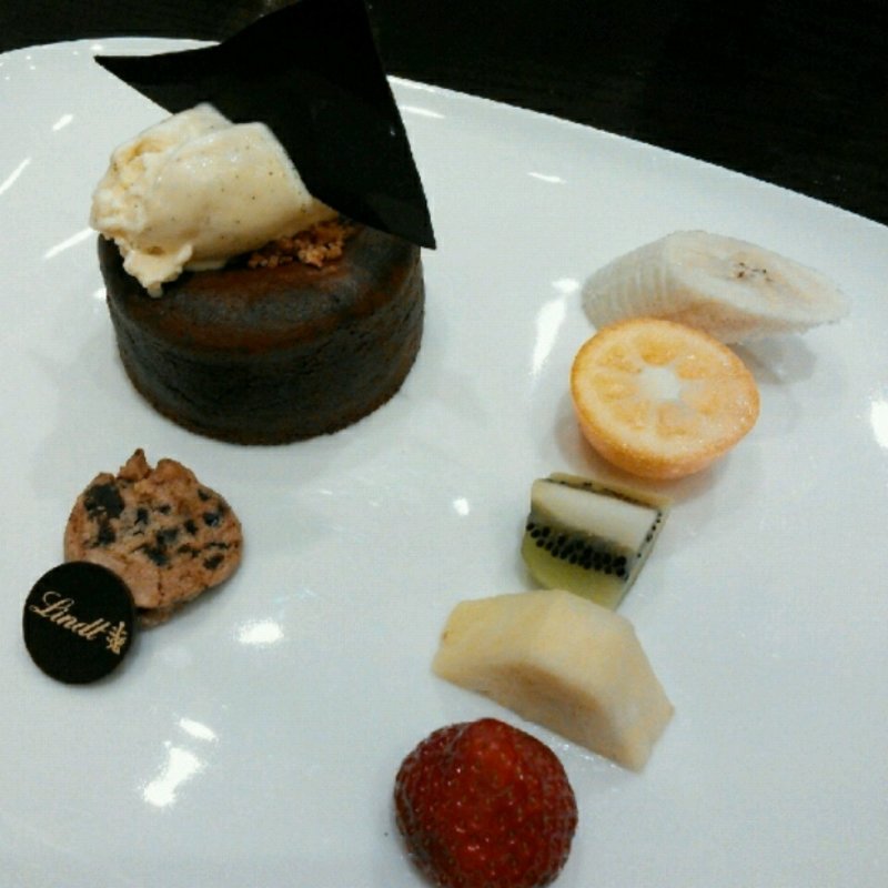 （平日限定）お好きな飲み物とケーキセット(リンツ ショコラ カフェ 銀座店)