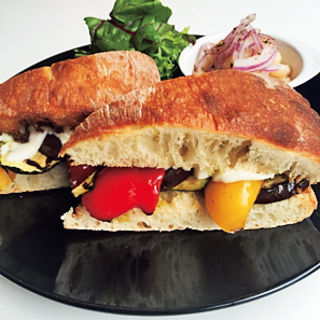 グリル野菜のマリネとチーズのサンドイッチ(3&1 Sandwich （トレエウーノ サンドイッチ）)