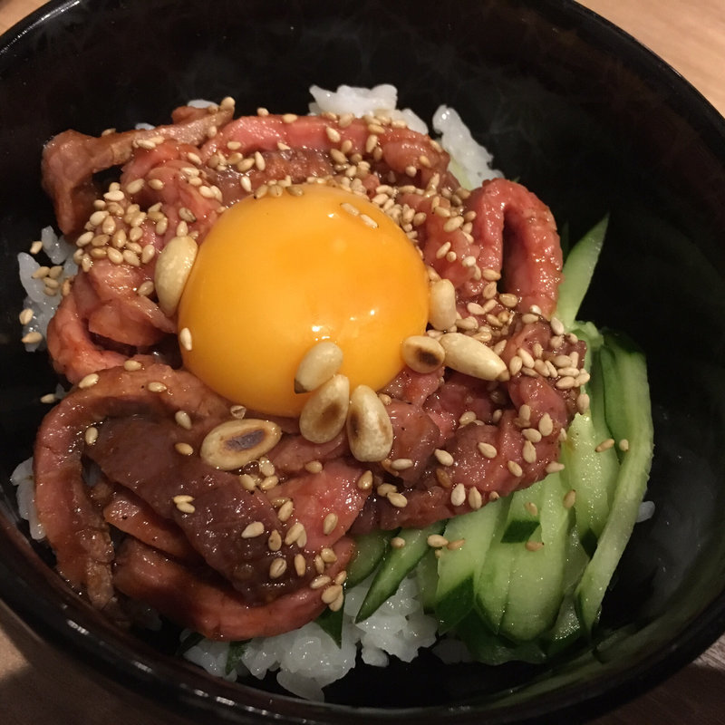 ローストビーフでユッケ丼(自家製麺 啜乱会)