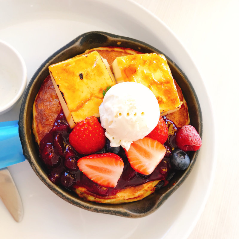 ミックスベリーとクリームブリュレの窯出しフレンチパンケーキ(Butter)