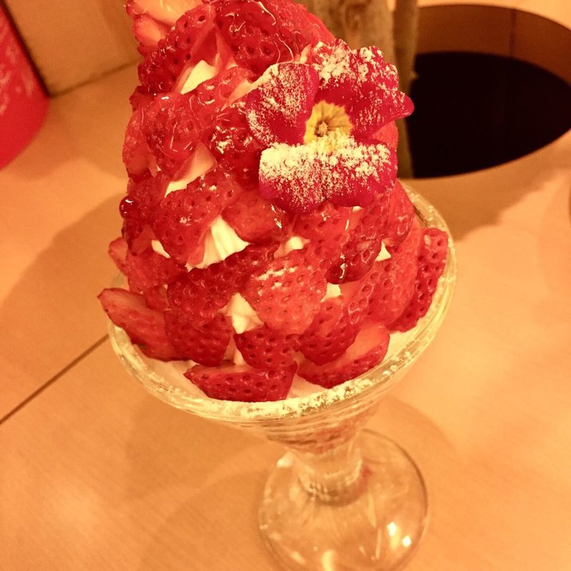 季節限定贅沢パフェ 苺(NORTH LOUNGE 北欧館)