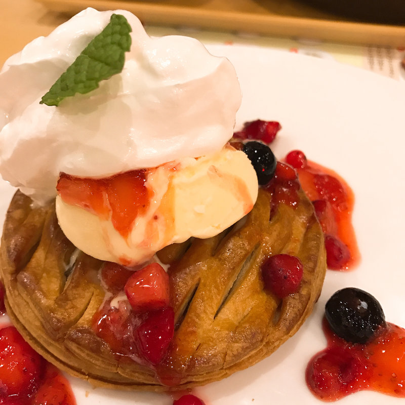 林檎とカスタードのホットアップルパイ ミックスベリー(ジョナサン 護国寺店)