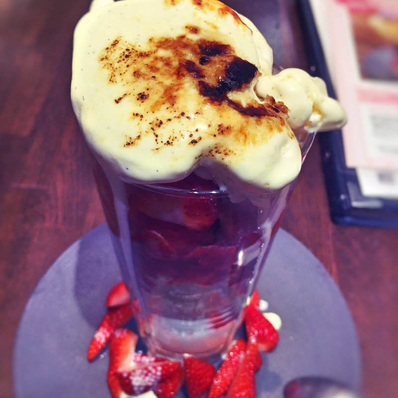苺とブリュレのパフェ(CORDUROY cafe KITTE（コーデュロイカフェ キッテ博多店）)