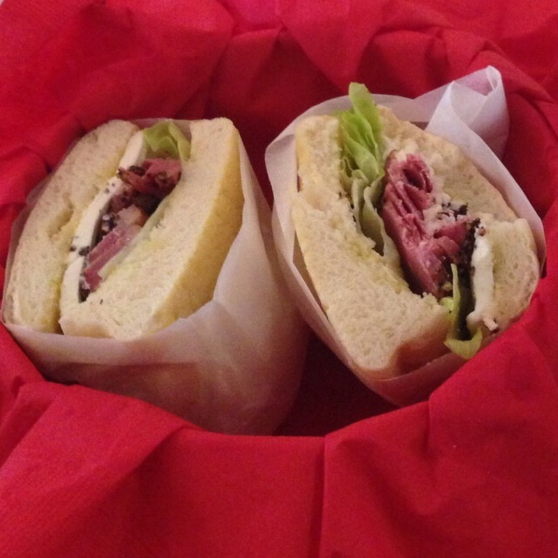 鴨とパストハラミクリームチーズサンド(レッドシューズ （RED SHOES）)