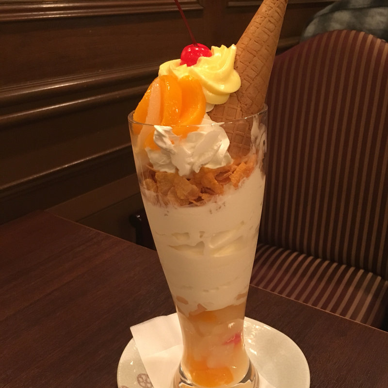 ピーチカスタードパフェ（メガサイズ）(喫茶館キーフェル グローバル倶楽部梅田店 )