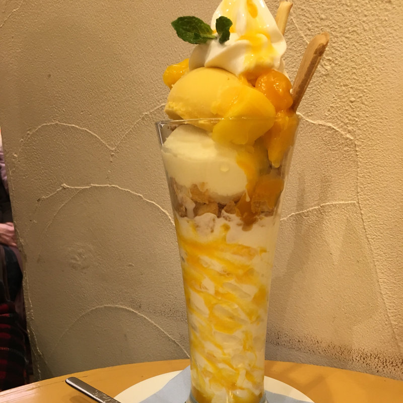 マンゴービッグパフェ  (and Be 梅田HEP FIVE店)
