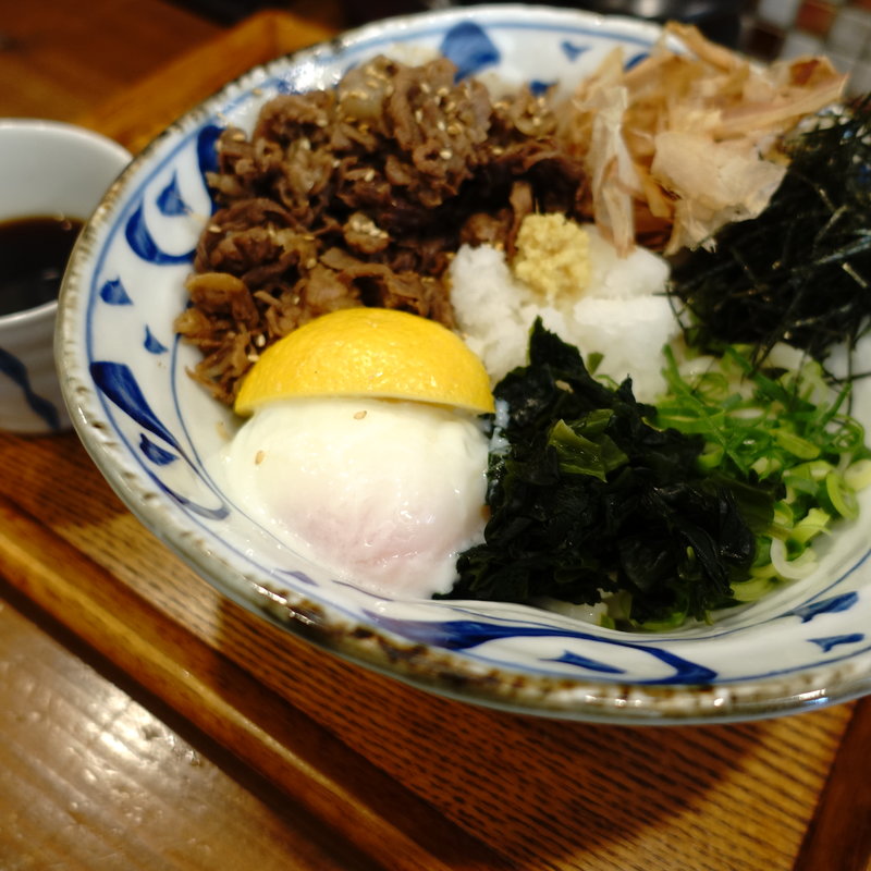 国産牛たっぷり100gと温泉玉子のぶっかけ(うどん小屋 柔製麺)