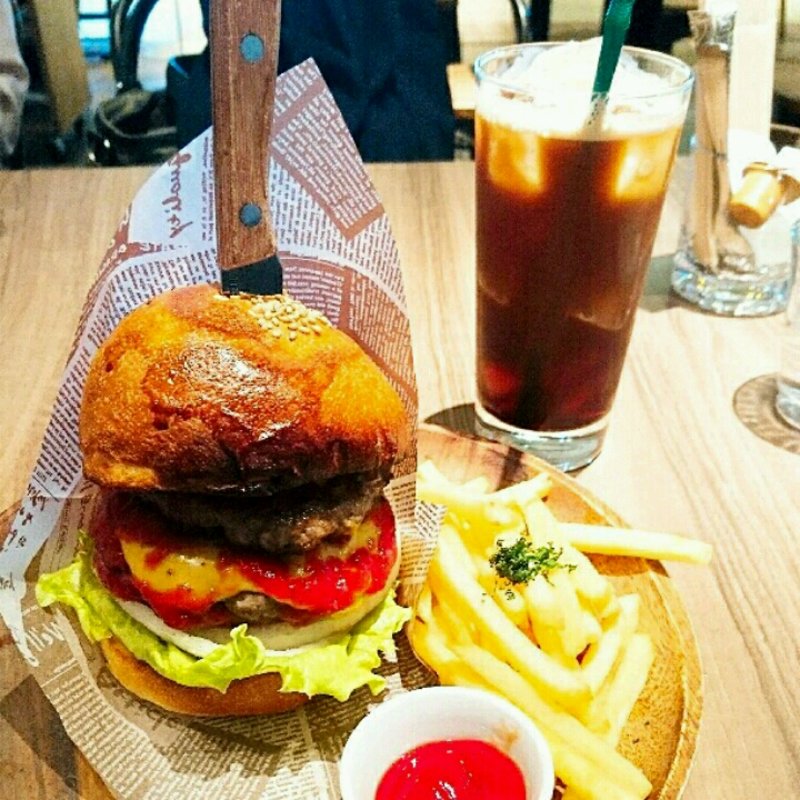 Special Burger ゴルゴンゾーラとチェダーチーズのダブルチーズバーガー(Goodbeer STAND)