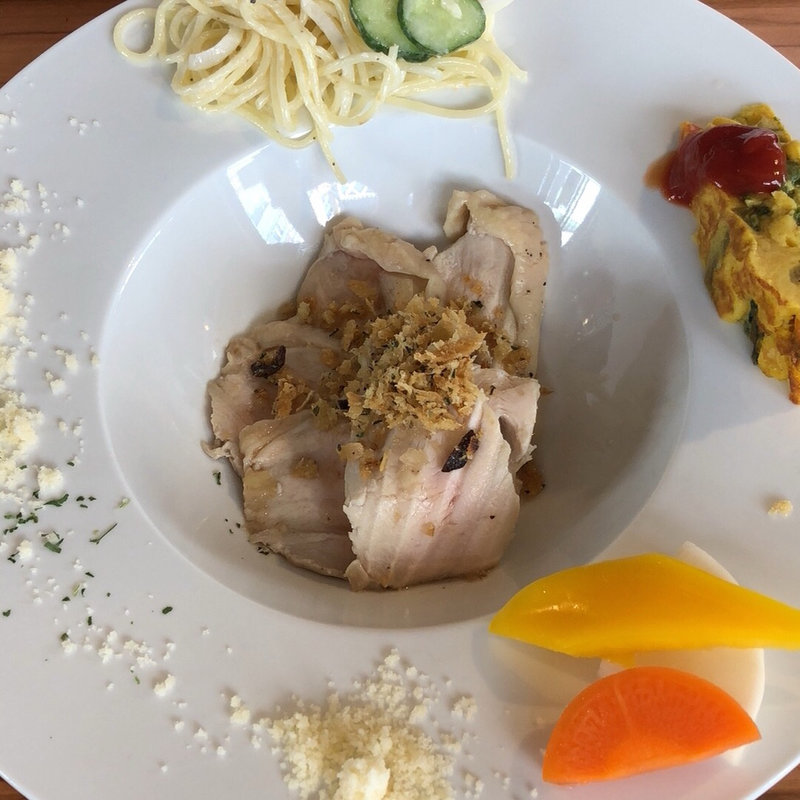 鶏胸肉の香草パン粉焼き 低温調理仕立て(ギンザ オリーバル)