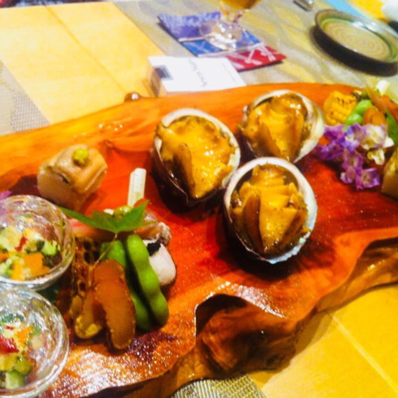 鮑の姿焼きをはじめとした盛り合わせ(志木葉 （懐石よしひと）)