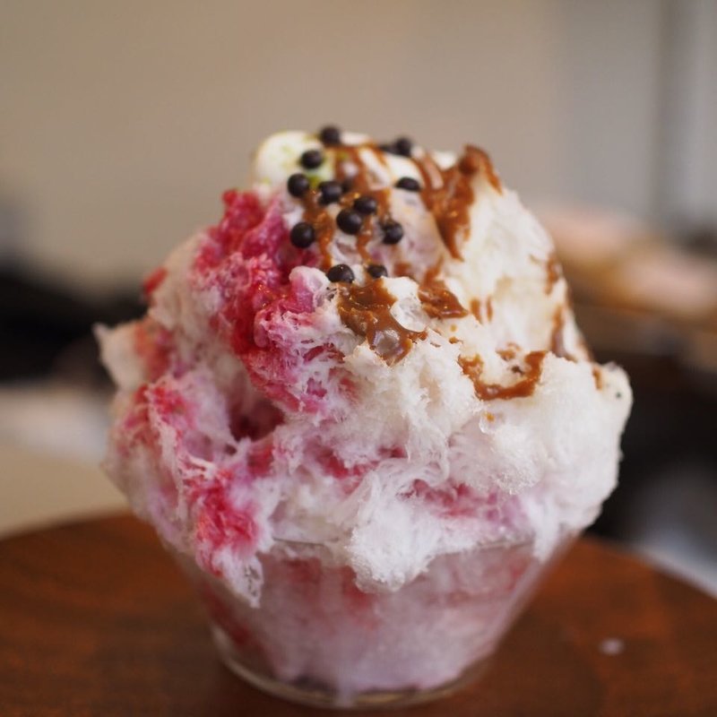 チェリーミルクとヘーゼルナッツクリーム(パンとお菓子のセレクトショップ べつばら)