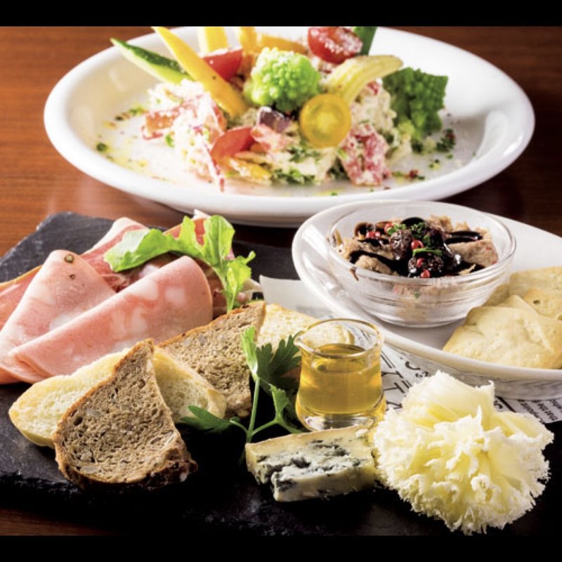 タパス・チーズ・生ハムのACORN盛り合わせ(ACORN グランスタ八重洲店)