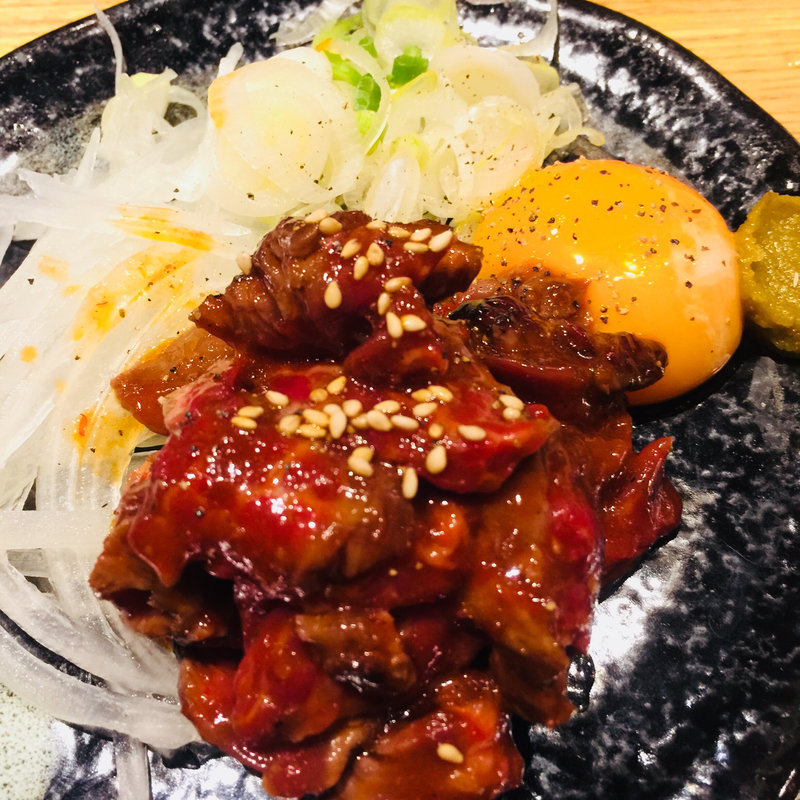 炙り牛ハラミユッケ(もつ焼き 煮込み 楓)