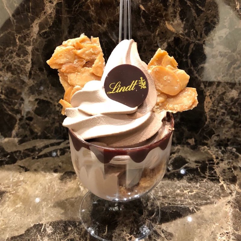 ヘーゼルナッツのクリスティヤン入りカップ(リンツ ショコラ ブティック＆カフェ 阪急西宮ガーデンズ店)