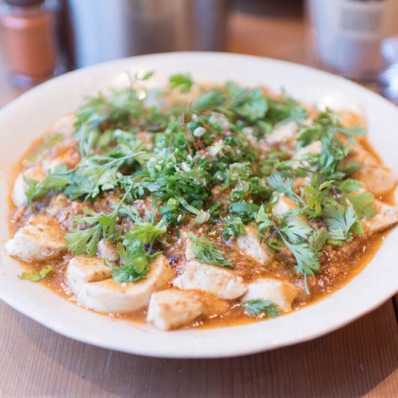 カレー屋の麻婆丼+パクチー(スパイス スエヒロ)