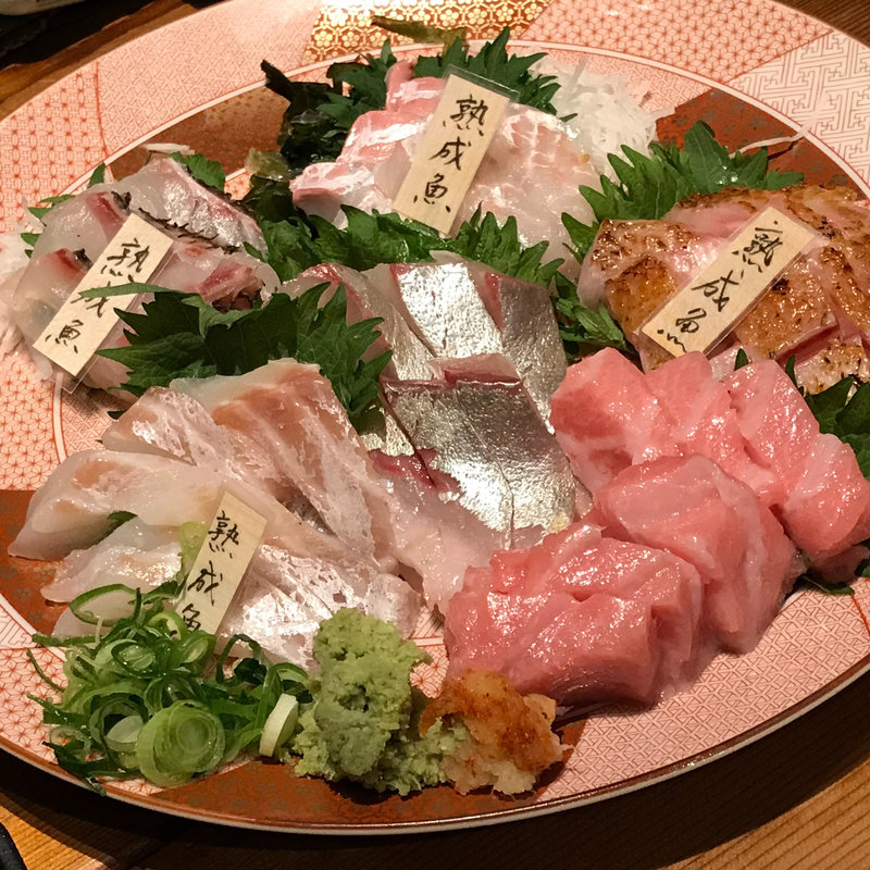 熟成魚と明石直送新鮮魚のお造り盛り合わせ(鯛之鯛 難波店)